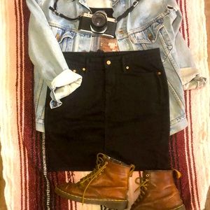 -Like-new Levi’s Black Denim Skirt